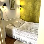 Апартаменти Charming In The Heart Of